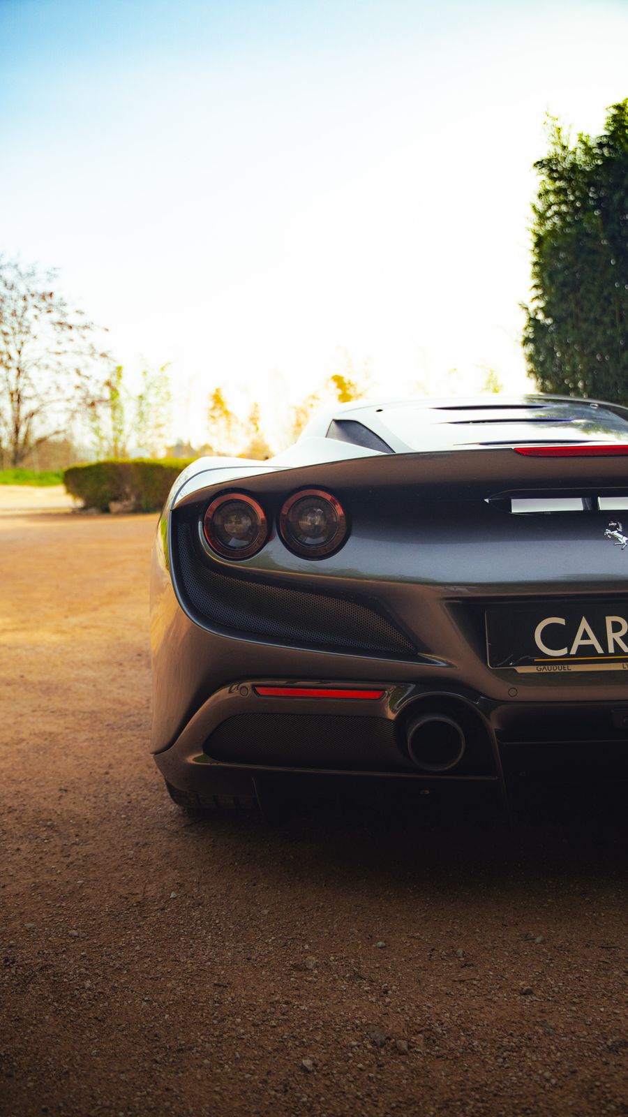 Feux arrière ronds d'une Ferrari F8 Tributo avec plaque Carure
