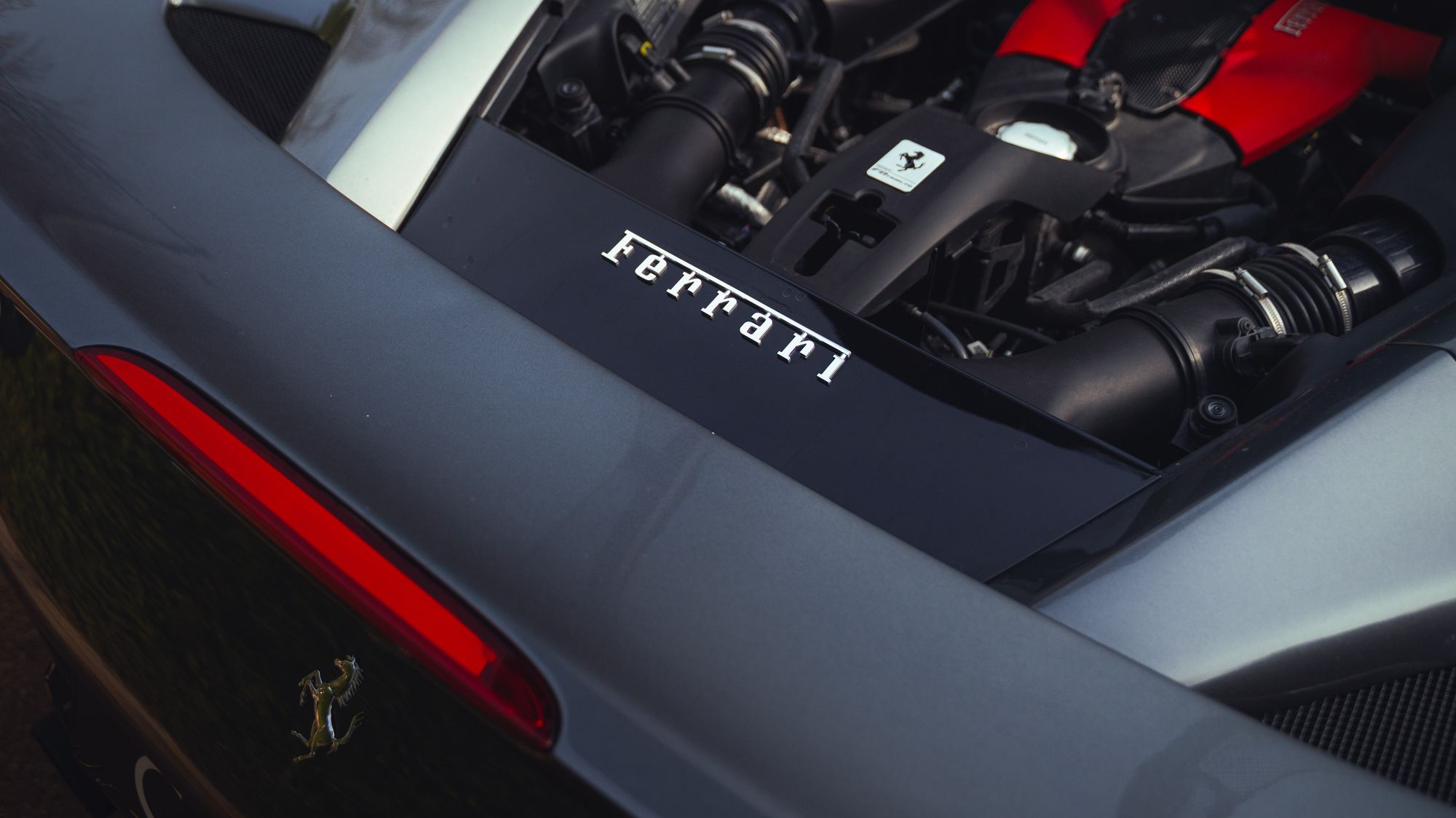 Logo Ferrari et moteur V8 de la Ferrari F8 Tributo Carure