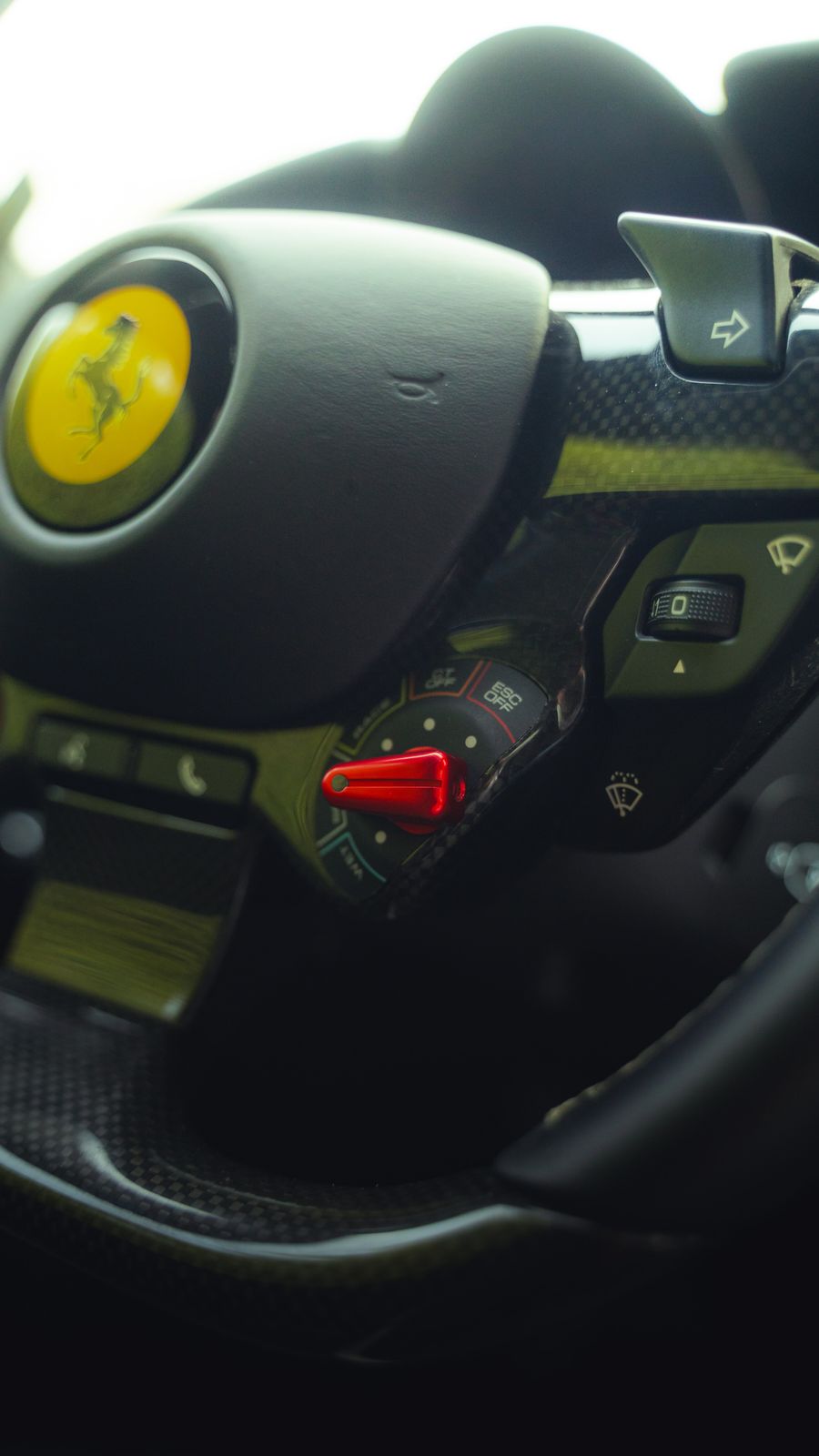 Manettino rouge du volant de la Ferrari F8 Tributo