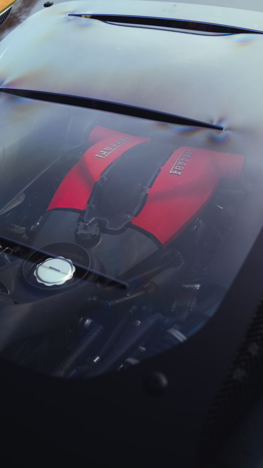 Moteur V8 de la Ferrari F8 Tributo vu sous le capot vitré