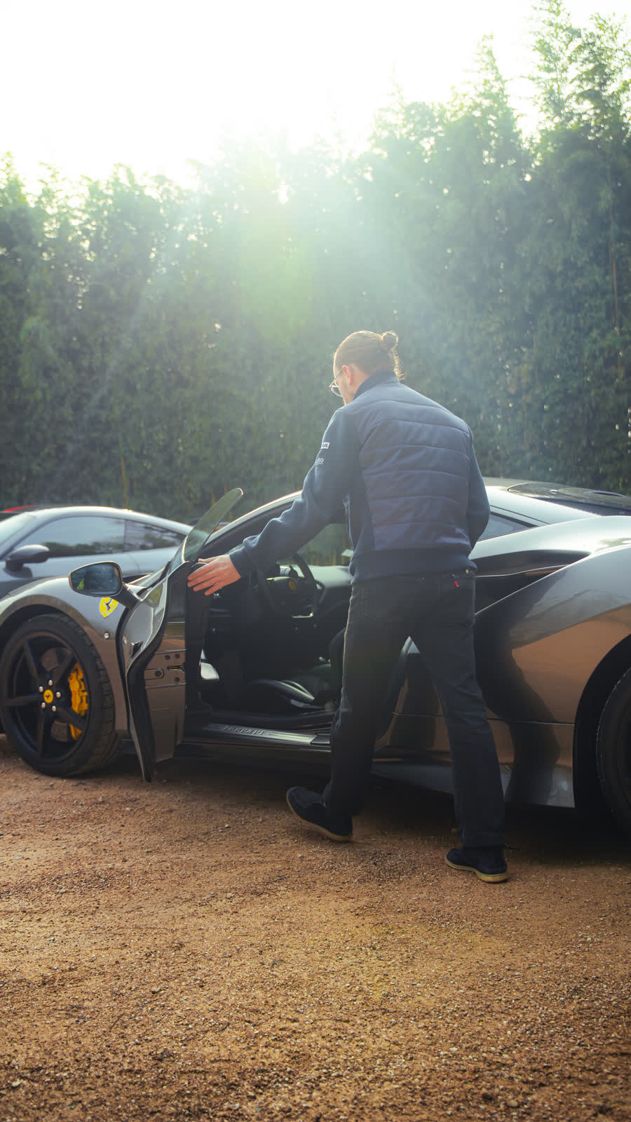 Ouverture de la portière d'une Ferrari F8 Carure