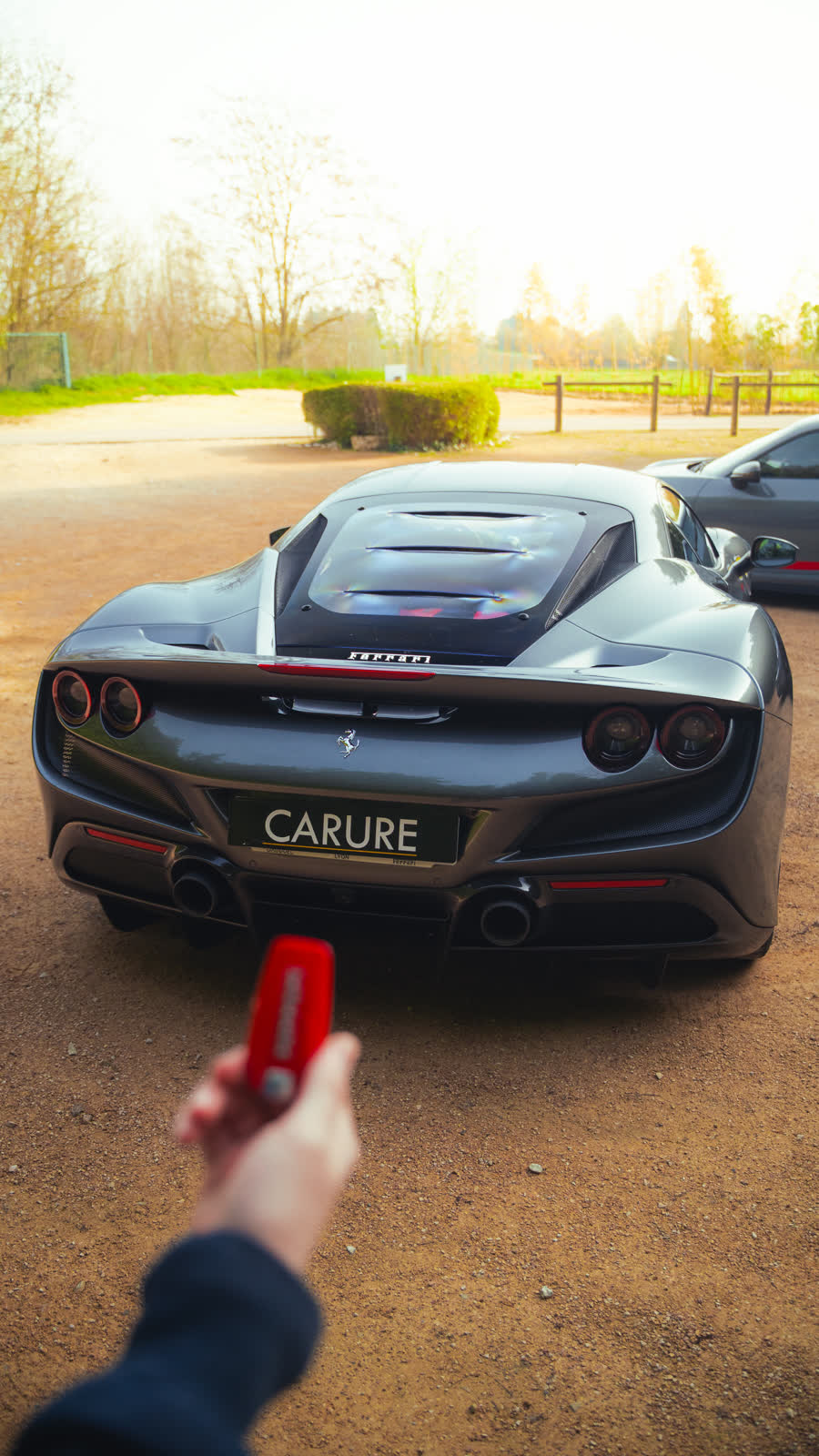 Arrière de la Ferrari F8 Carure, clé à la main