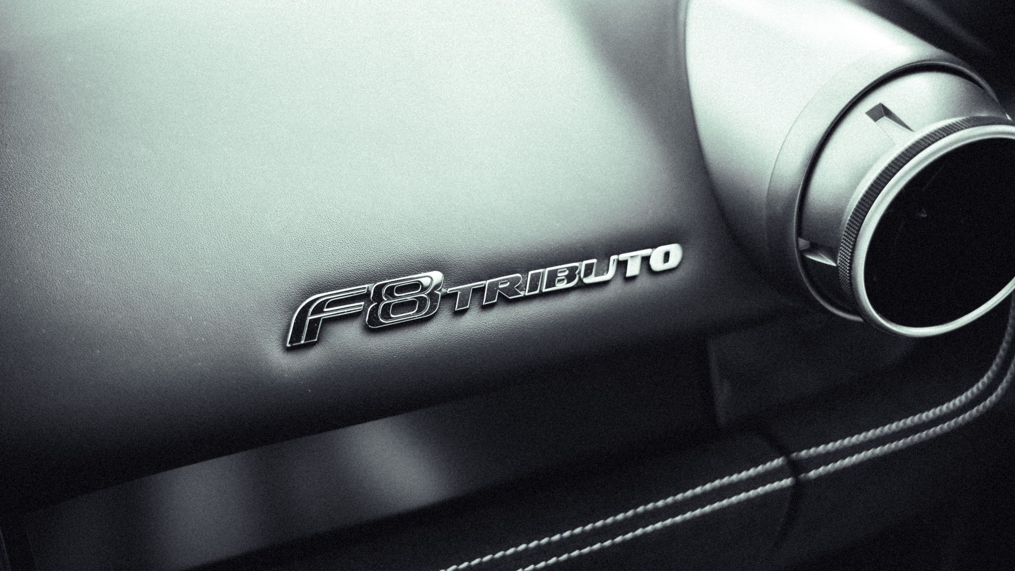Monogramme F8 Tributo sur la planche de bord