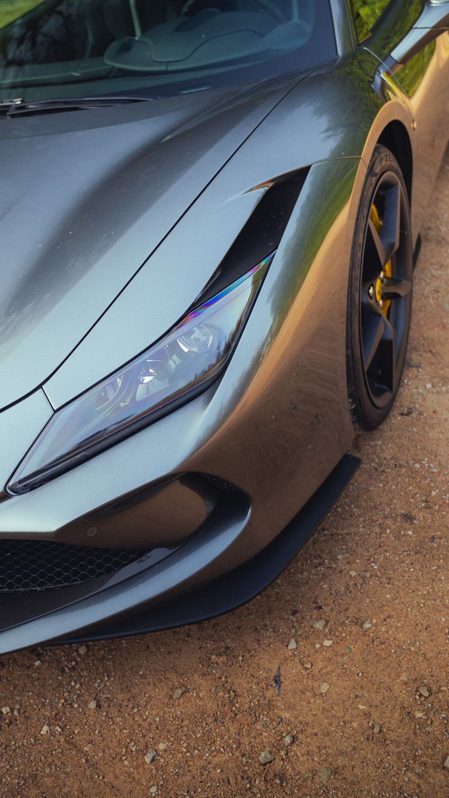 Phare avant et prise d'air d'une Ferrari F8 Tributo Carure